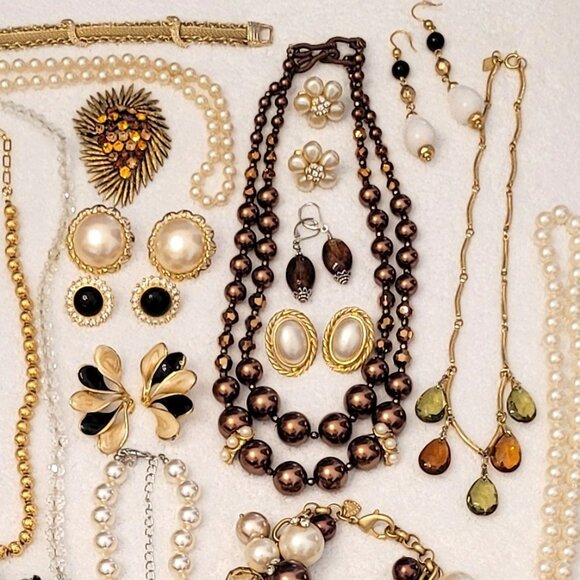 Gorgeous Grandmother Jewelry Lot - Picture 3 of 13